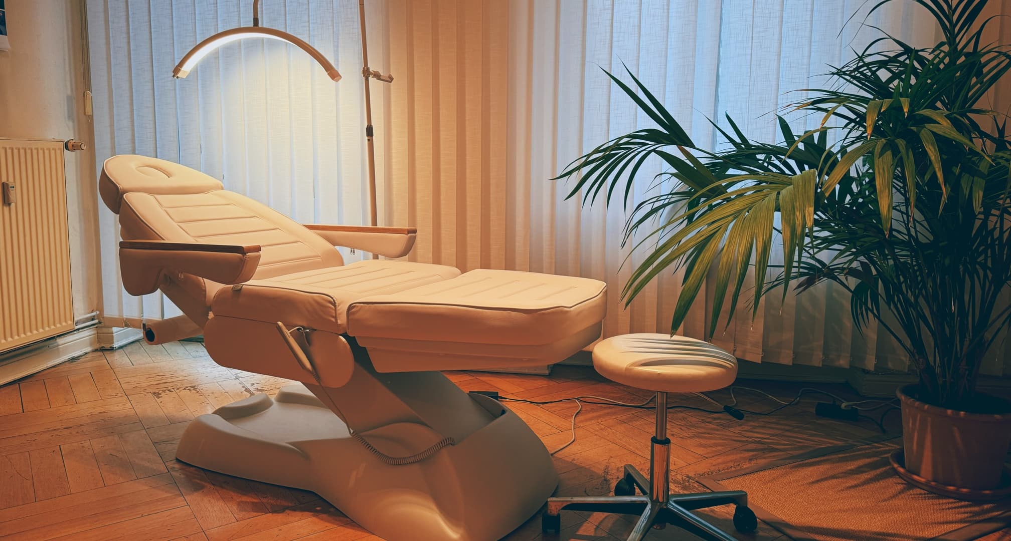 Treatment room at Praxis Jona with daylight and plants