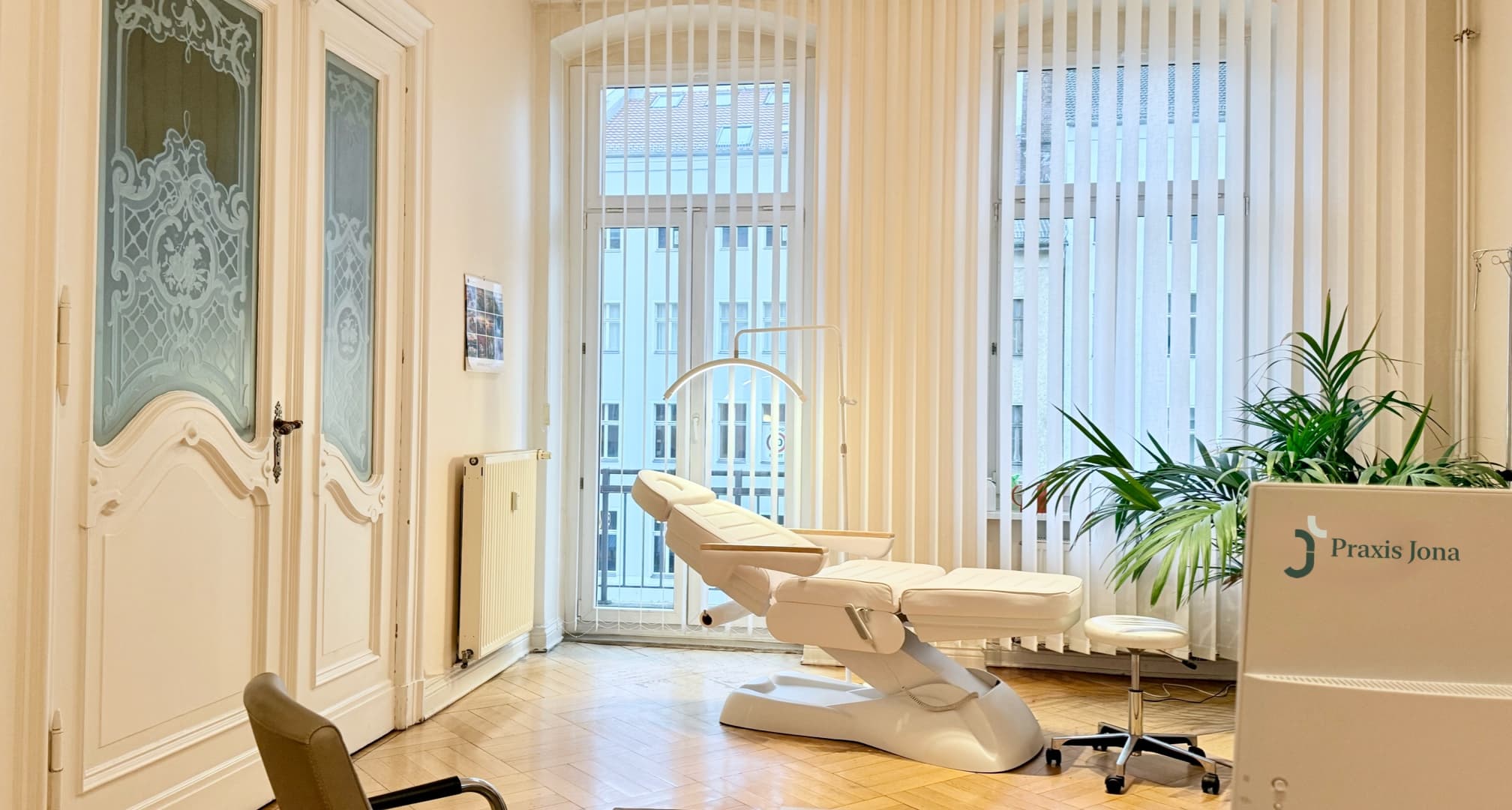 Bright treatment room at Praxis Jona in Berlin-Mitte